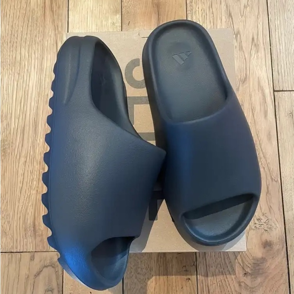 YEEZY SLIDE
